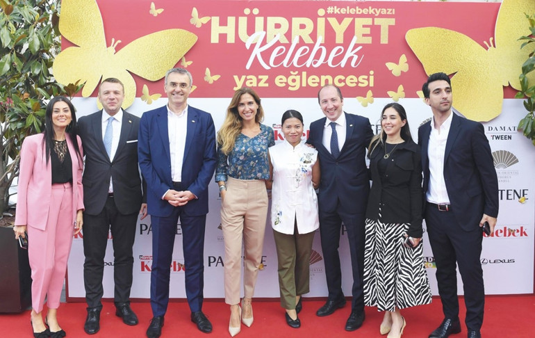 Kelebek kanatlarını yazın enerjisi için çırpıyor