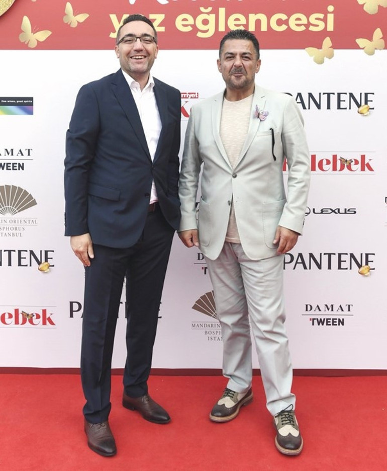 Kelebek kanatlarını yazın enerjisi için çırpıyor