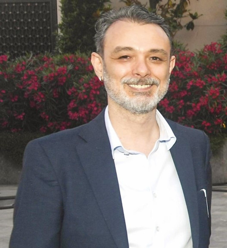 Kelebek kanatlarını yazın enerjisi için çırpıyor