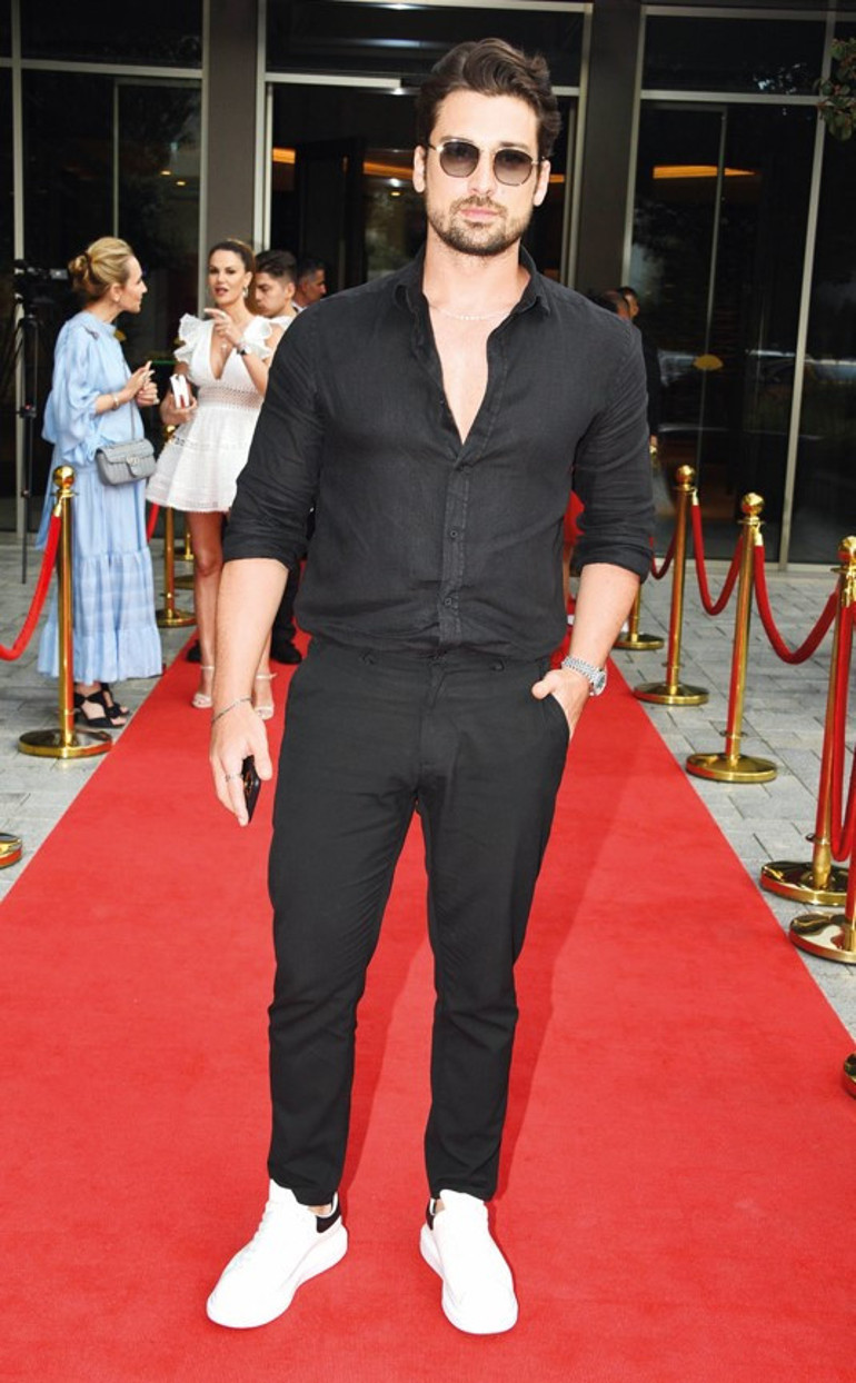 Kırmızı halıda yaz şıklığı