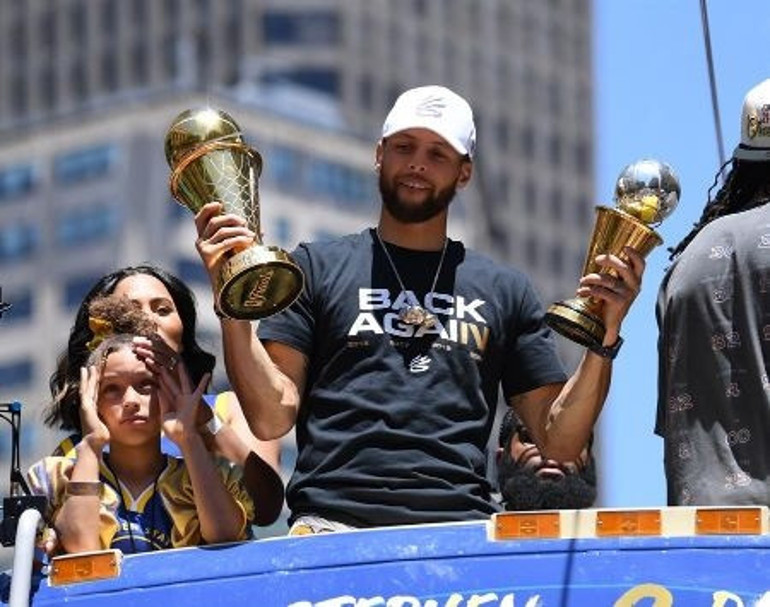 Golden State Warriorsın şampiyonluk kutlamasında Stephen Curryden rol çalan Türk: Hayati Emre Bilgin