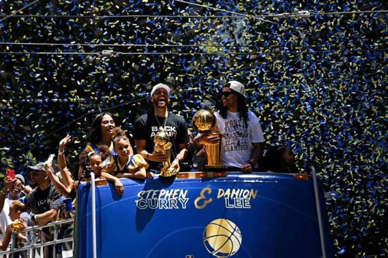 Golden State Warriorsın şampiyonluk kutlamasında Stephen Curryden rol çalan Türk: Hayati Emre Bilgin