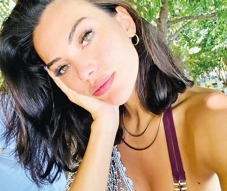 11 ay önce evlendiği Tolga Akıştan boşanacağını açıklamıştı... Zeynep Bastıkın moral tatili