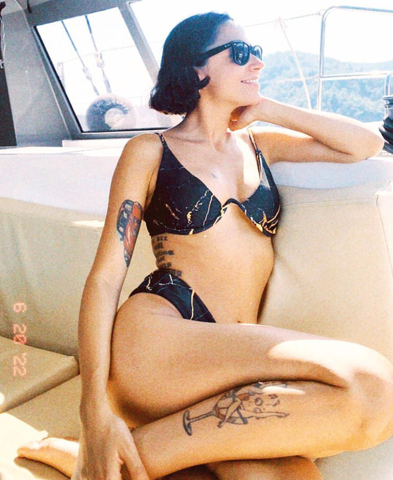 11 ay önce evlendiği Tolga Akıştan boşanacağını açıklamıştı... Zeynep Bastıkın moral tatili