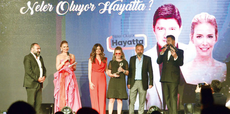 İlker Ayrık sahneye POS makinesiyle çıktı, ilk bağış Demet Akalından geldi: Kredi kartımı yolla Okan