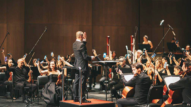 Çıkarın cep telefonlarınızı konser başlıyor