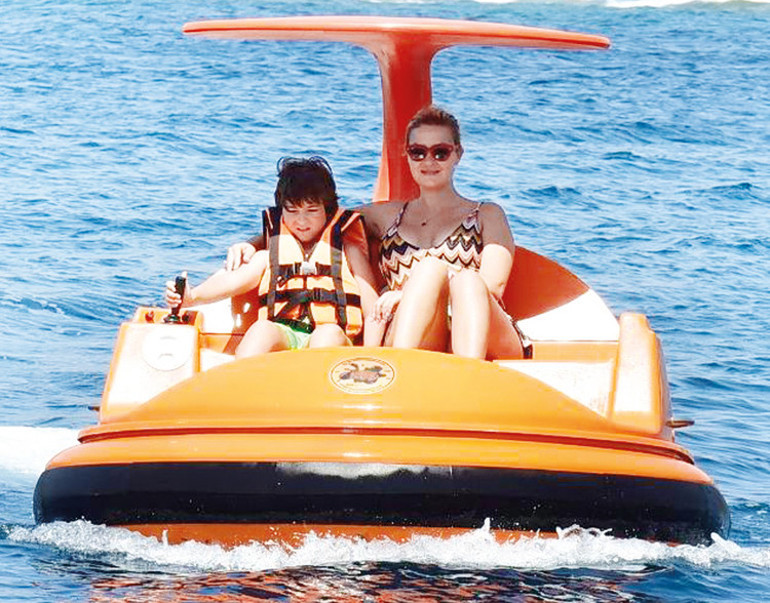 Hande Erçel plaja indi