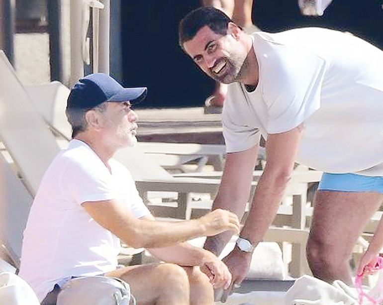 Hande Erçel plaja indi