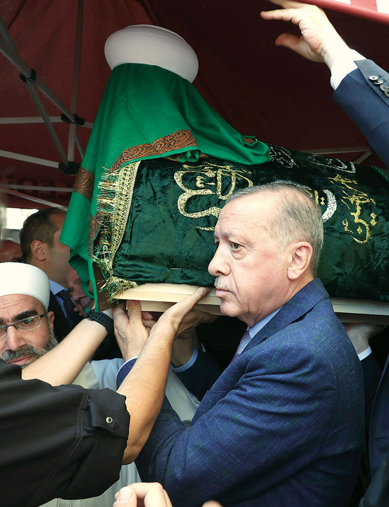 Mahmut Ustaosmanoğlu toprağa verildi... Fatih’te binlerce kişilik uğurlama
