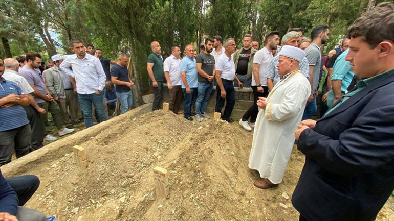 Balayı dönüşü kazada ölen çift yan yana toprağa verildi