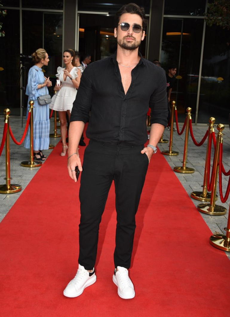 Kırmızı halıda Damat Tween şıklığı