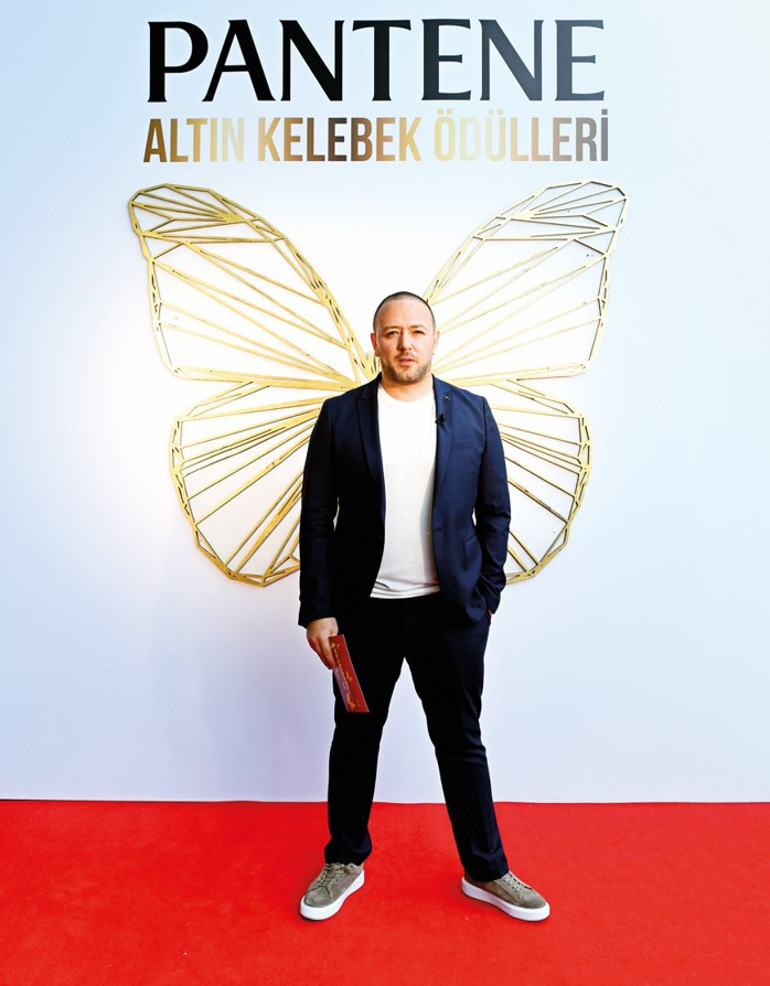 Kırmızı halıda Damat Tween şıklığı