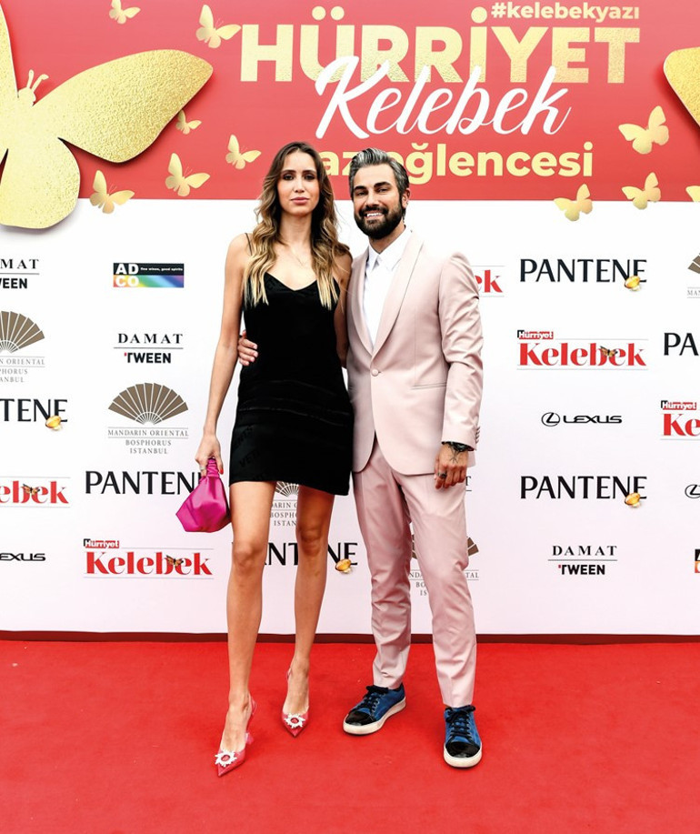 Kırmızı halıda Damat Tween şıklığı