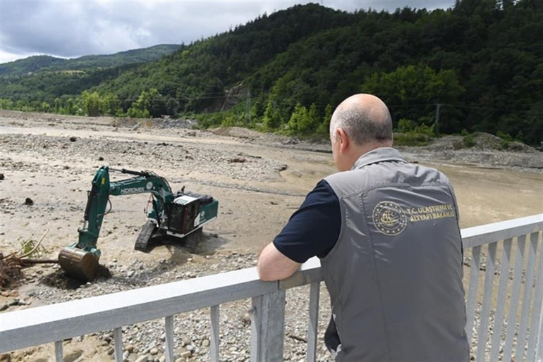 Bakan Karaismailoğlu: Binlerce iş makinesiyle vatandaşımızın yanındayız