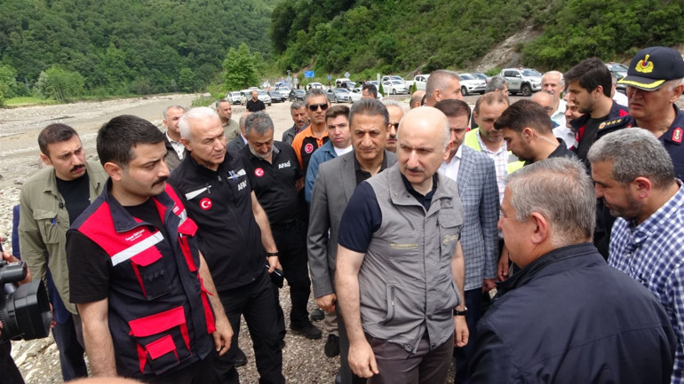 Bakan Karaismailoğlu: Binlerce iş makinesiyle vatandaşımızın yanındayız