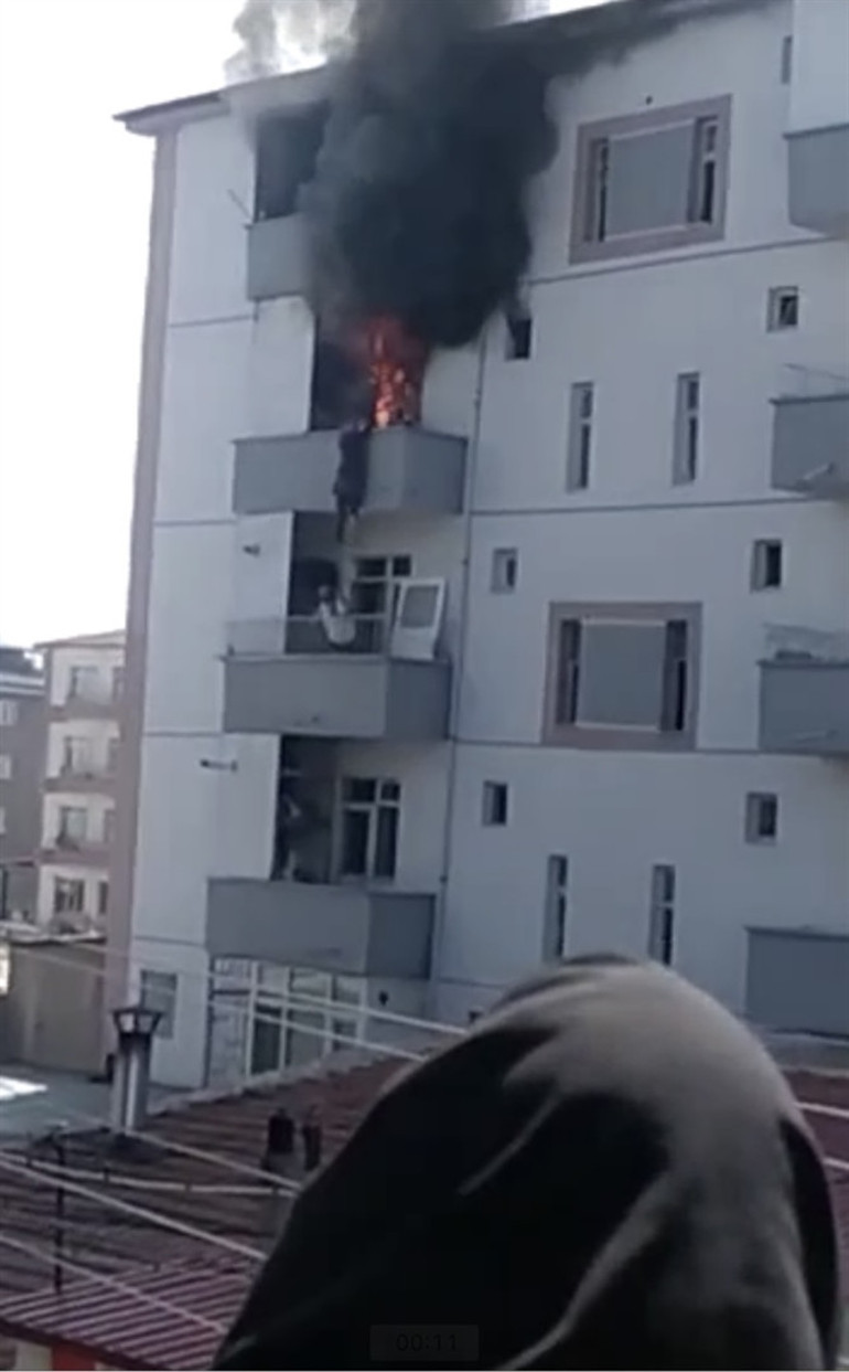 Niğdede yangın paniği Balkondan atlayan kadını komşusu böyle yakaladı