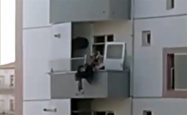 Niğdede yangın paniği Balkondan atlayan kadını komşusu böyle yakaladı