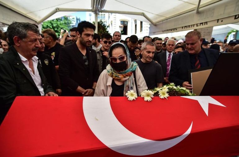 Türkan Şoraydan Cüneyt Arkına veda... Gözyaşlarına boğuldu