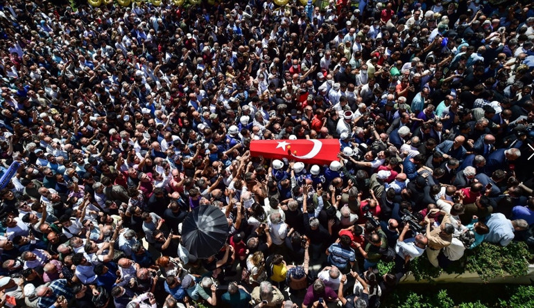 Türkan Şoraydan Cüneyt Arkına veda... Gözyaşlarına boğuldu
