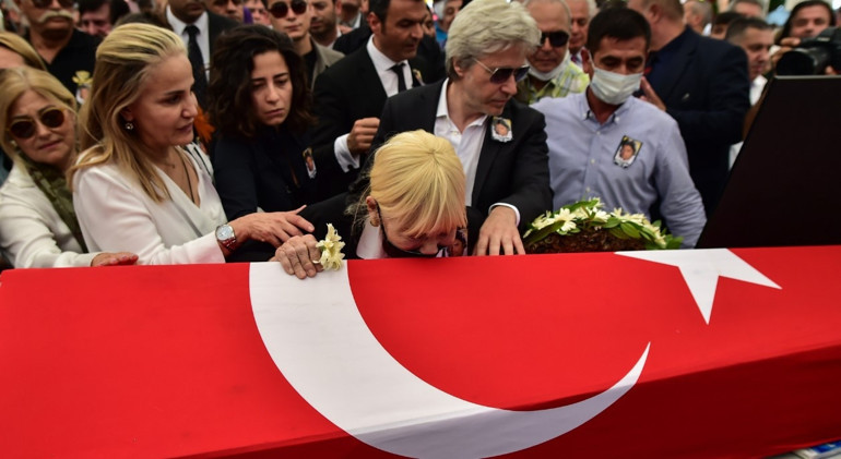 Türkan Şoraydan Cüneyt Arkına veda... Gözyaşlarına boğuldu