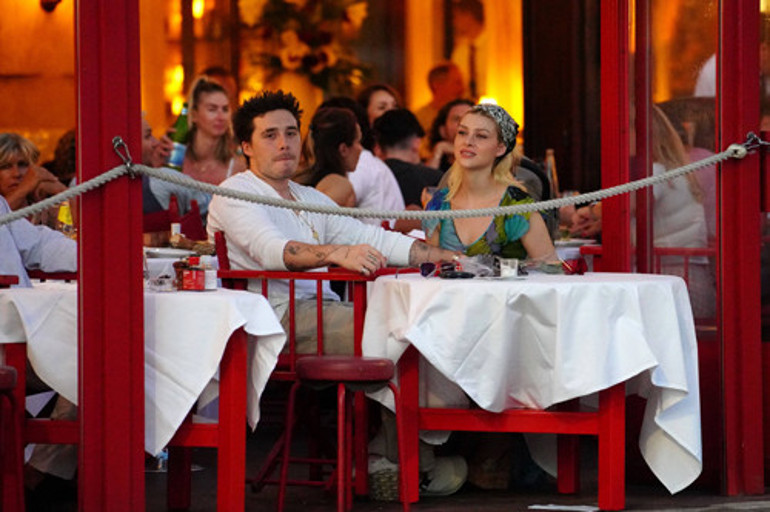 Düğünden iki ay sonra balayı: Öpmeye doyamadı