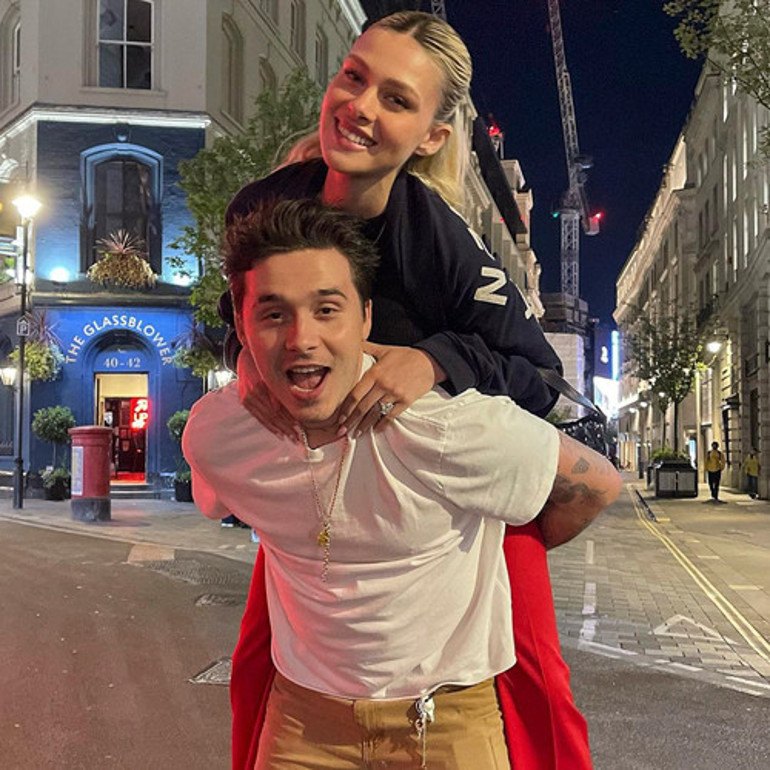 Düğünden iki ay sonra balayı: Öpmeye doyamadı