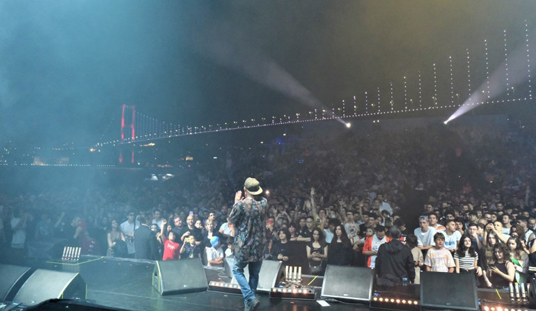 Rapstar Ceza Boğazda