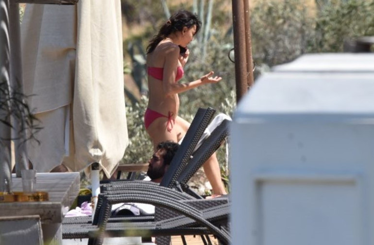 Hararetli görüşme... Hande Ataizi ve sevgilisi Dinç Aydoğdu tatilde