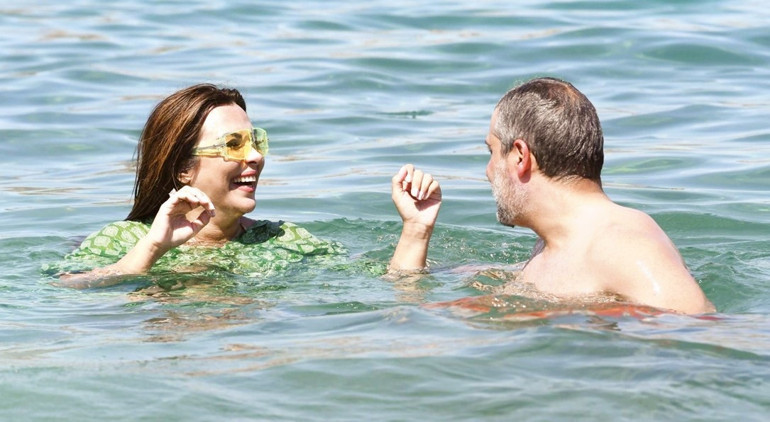 Hararetli görüşme... Hande Ataizi ve sevgilisi Dinç Aydoğdu tatilde