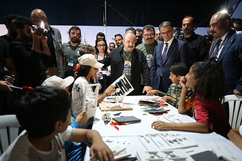 Bakan Varank açıkladı: Avrupanın en büyük teleskobu Erzurumda inşa ediliyor