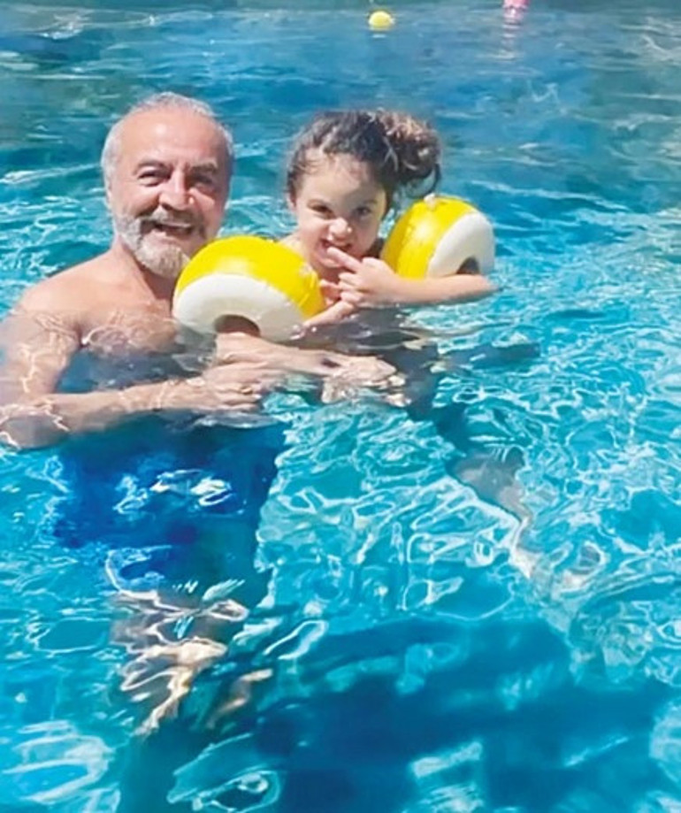 Bebek göründü... 7 aylık hamile Gupse Özay tatilde