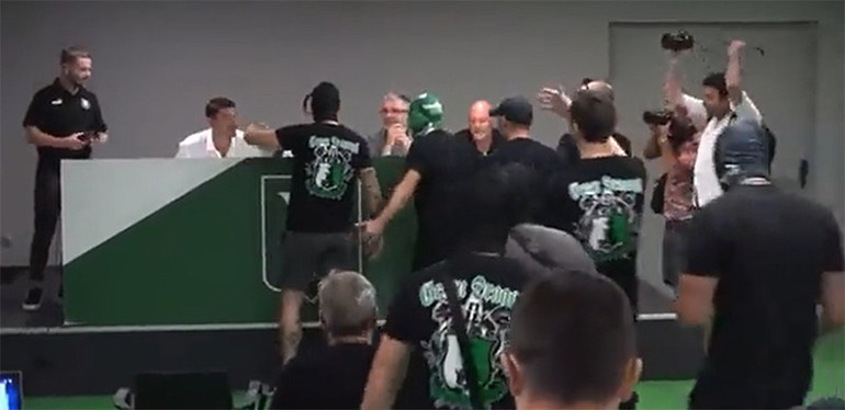 Taraftarlar Albert Rieranın basın toplantısını bastı Robert Prosinecki kovulunca...