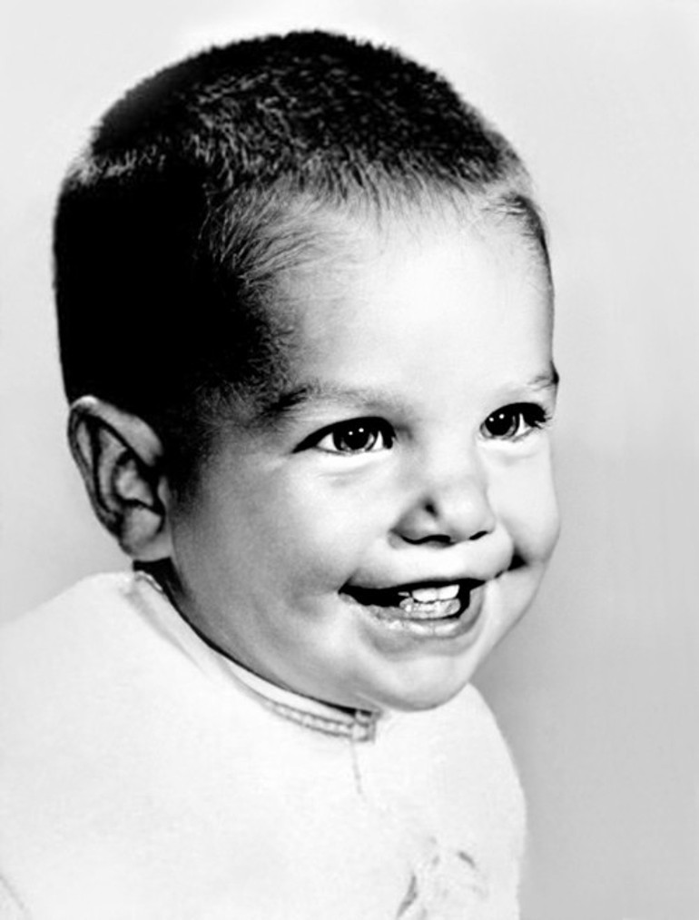 Lokantada masaları temizleyen çocuk işini hırsla yaptı, şimdi parayla oynuyor