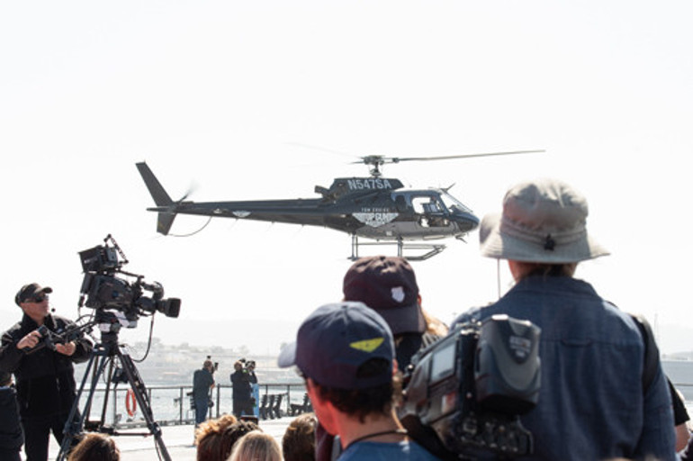 Lokantada masaları temizleyen çocuk işini hırsla yaptı, şimdi parayla oynuyor