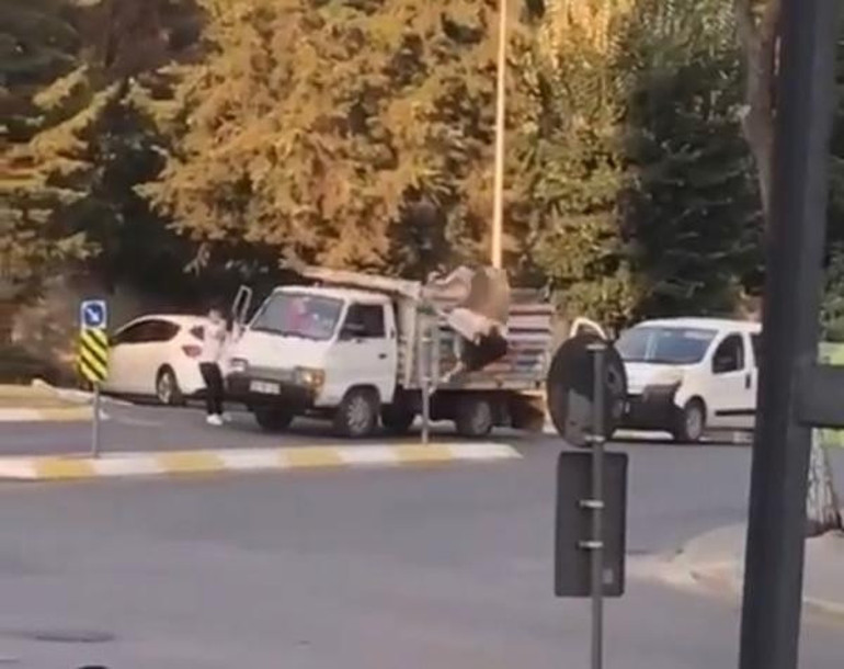 Panik anları... Kesim sırasında kaçan boğa, kalabalığın arasına koştu