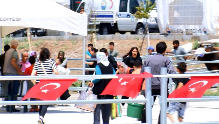 Panik anları... Kesim sırasında kaçan boğa, kalabalığın arasına koştu