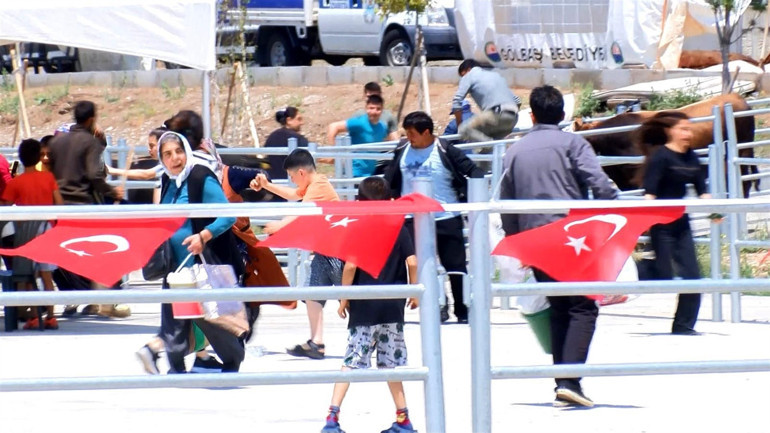 Panik anları... Kesim sırasında kaçan boğa, kalabalığın arasına koştu