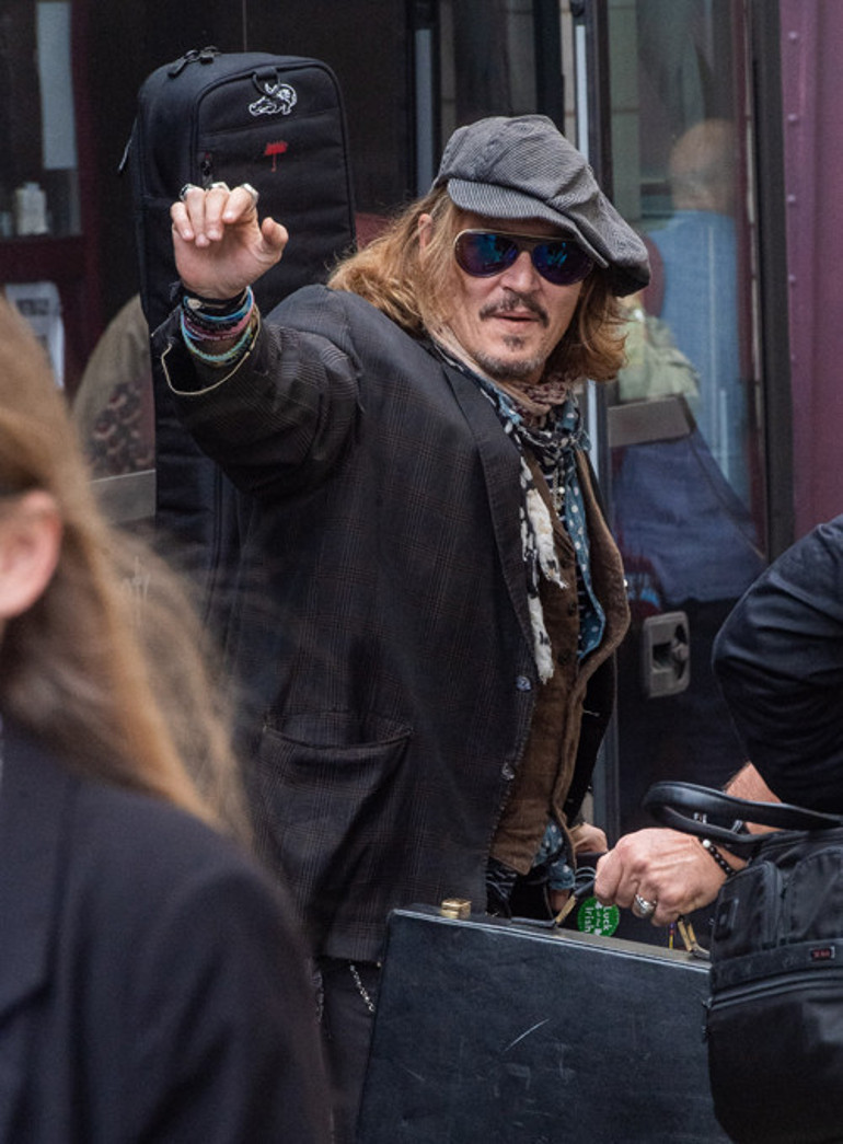 Johnny Deppten Amber Hearde: Orada yedi yıllık kaşıntılı gibi oturuyorsun