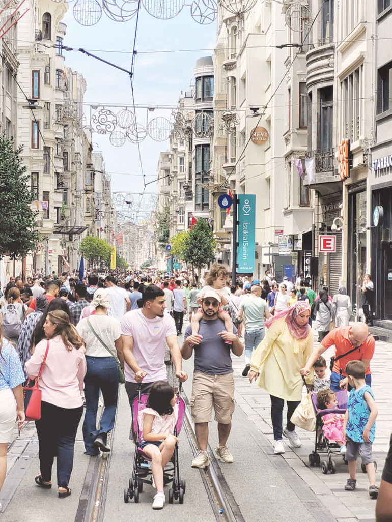 Sağanak bitti, İstanbullu sokağa aktı