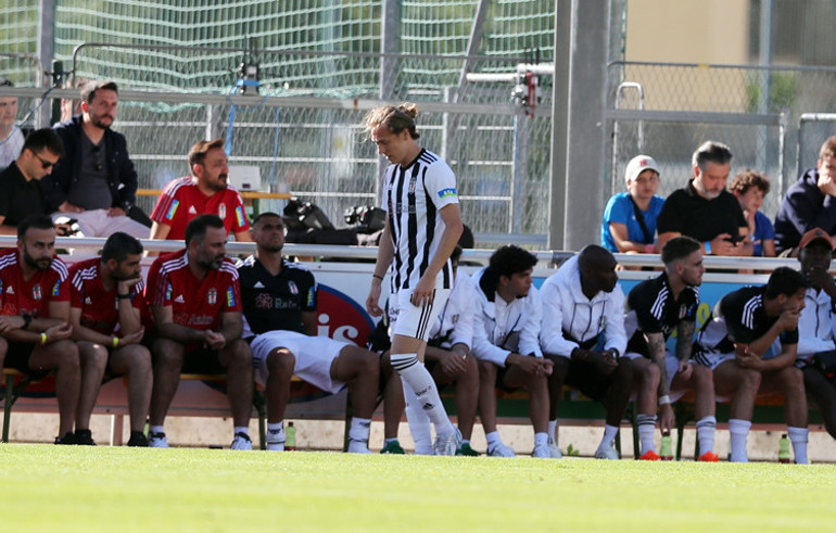 Son dakika: Beşiktaşta kadro dışı kalan Serdar Saatçı kendini savundu Beni 39 derece ateşle sahaya çıkardılar