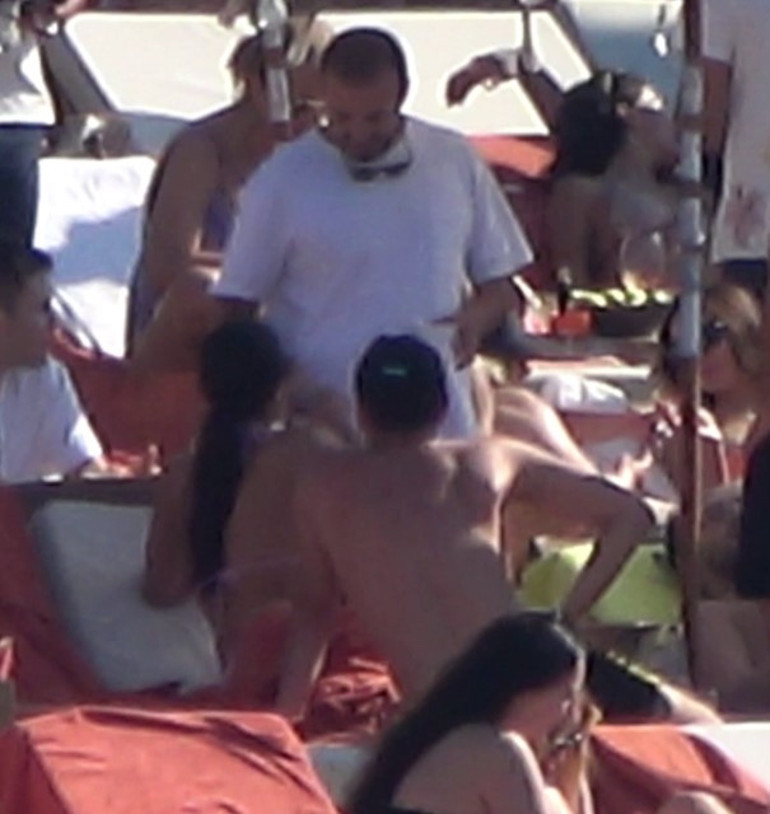 Çeşmede sıcak dakikalar... Demet Özdemir ve Oğuzhan Koç aşka geldi