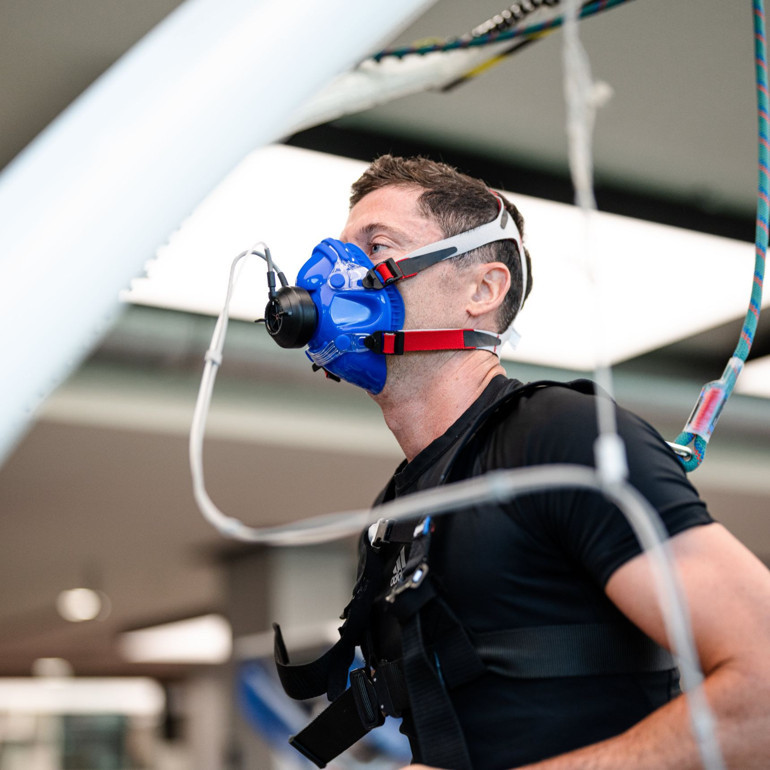 Bayern Münihte Lewandowski krizi sürüyor Almanyaya tek başına döndü, sebebi ölüm tehditleri... Barcelonadan yeni teklif