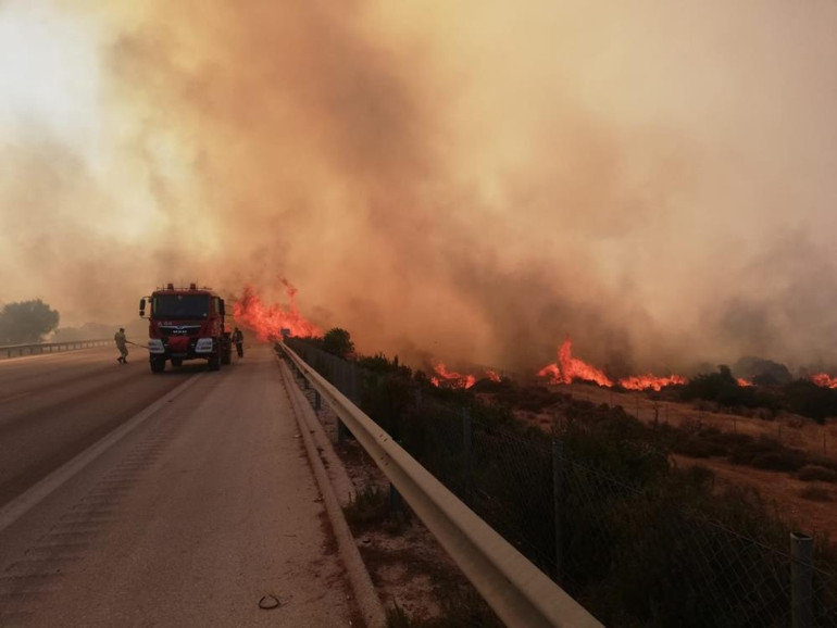 Çeşmede makilik alanda yangın çıktı İzmir - Çeşme otoyolu trafiğe kapandı