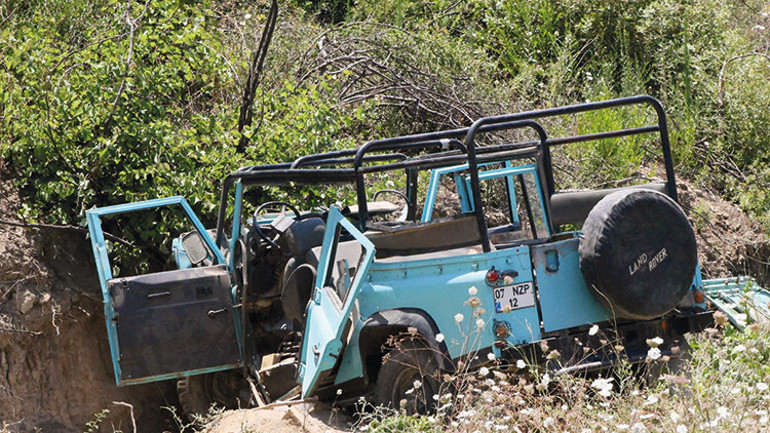 Safari cipi uçuruma yuvarlandı: 2 ölü, 10 yaralı