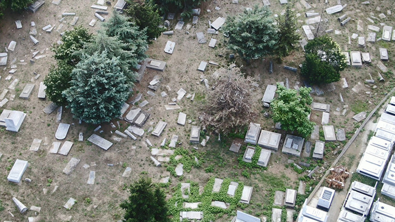 Hasköy Yahudi Mezarlığında mezar taşlarını kırdılar Bakan Soylu: Faillerin 2si gözaltında