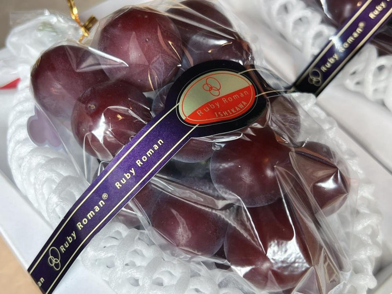 Özel üretim salkım üzüm, 10 bin 800 dolara satıldı