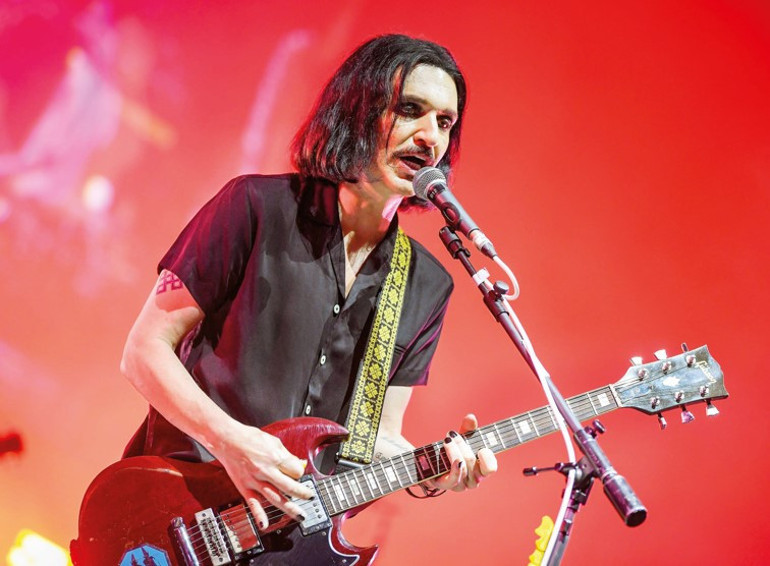 Karizmaları sahneden taşıyor