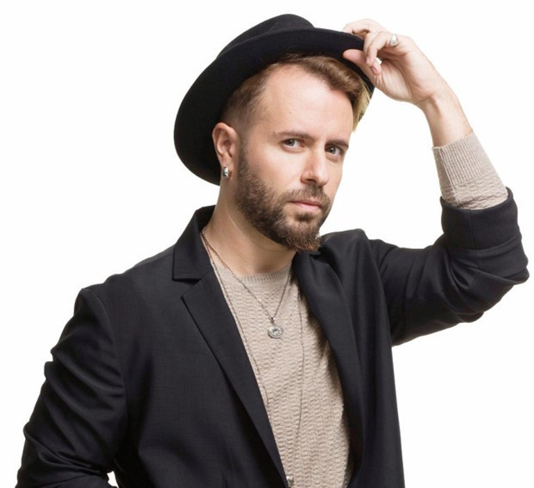 ‘Ada sahillerinde bekliyor’