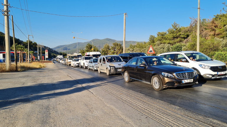 Kurban Bayramı tatili sonrası dönüşler başladı Kilometrelerce kuyruk oluştu