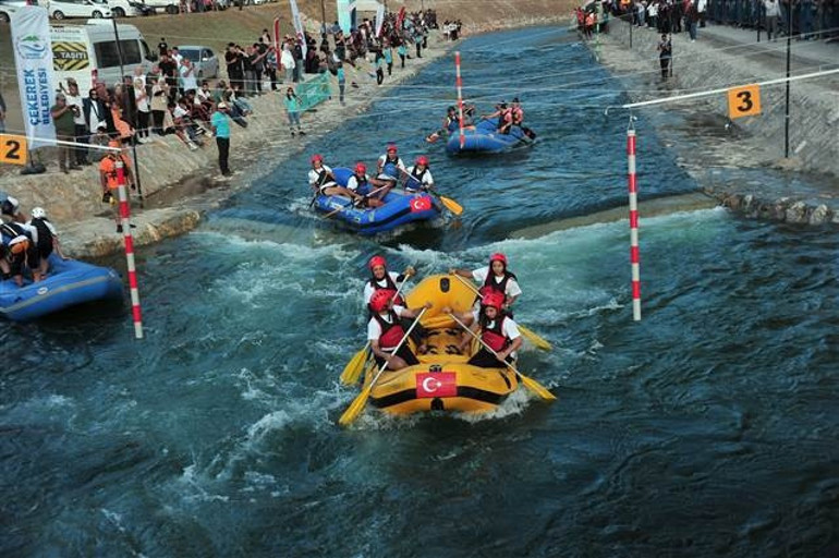 Cumhurbaşkanı Yardımcısı Oktay ve Bakan Kirişci, Yozgat’ta rafting yaptı